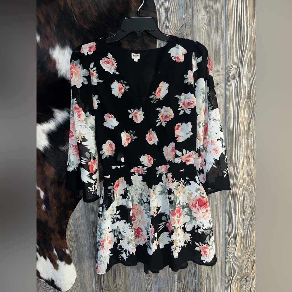 Uniq size small black and pink floral print flowy sleeve romper nwot